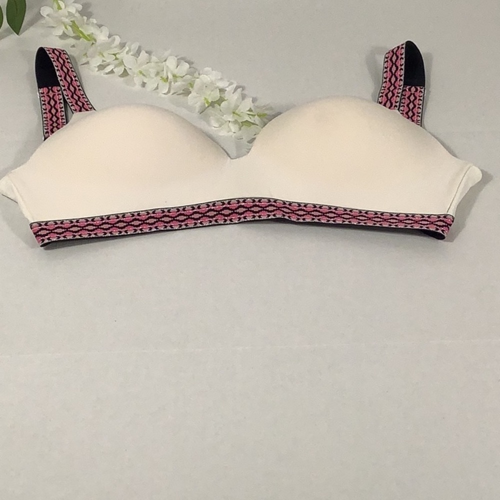 VICTORIA’S SECRET BRA t-shirt lightly lined wireless Bra